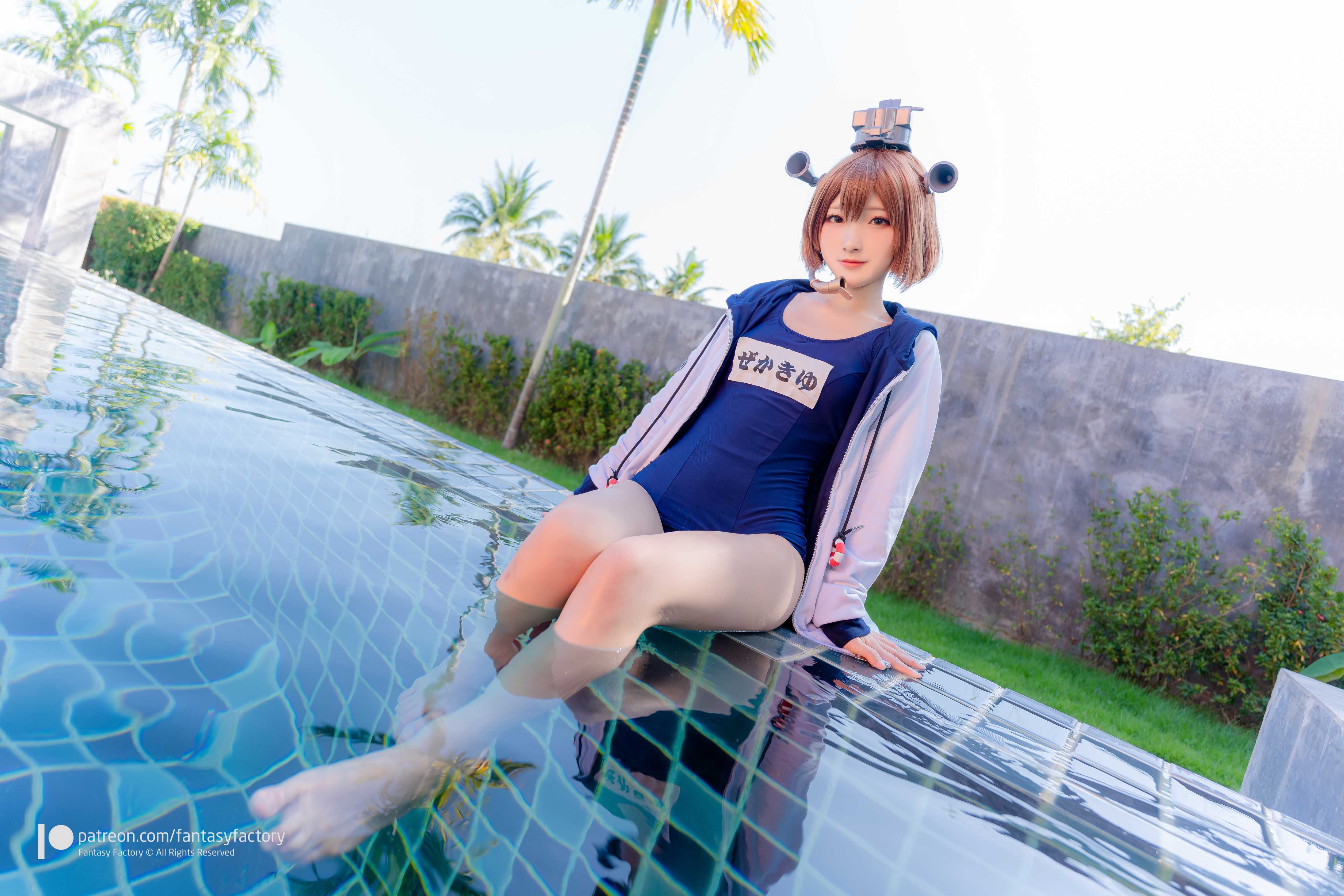 Coser by the swimming pool